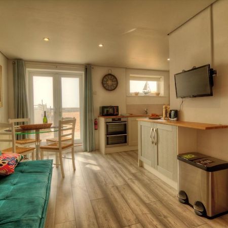 Pass The Keys Shore To Please - Sea Views And Beach Front Modern 1Bed Apt With Sofabed Portsmouth Zewnętrze zdjęcie