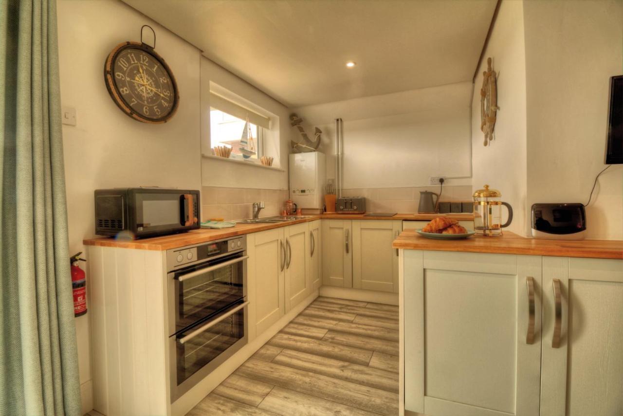 Pass The Keys Shore To Please - Sea Views And Beach Front Modern 1Bed Apt With Sofabed Portsmouth Zewnętrze zdjęcie